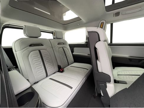 Used 2025 Rivian R1S Adventure AWD/4WD image 30
