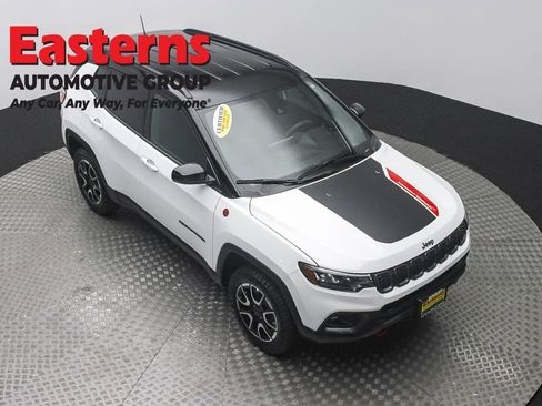 Used 2025 Jeep Compass Trailhawk AWD/4WD image 3