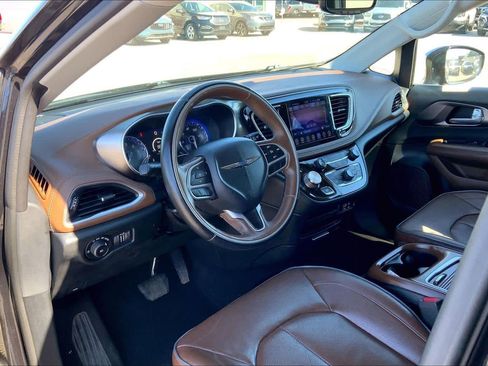 Used 2017 Chrysler Pacifica Limited image 17