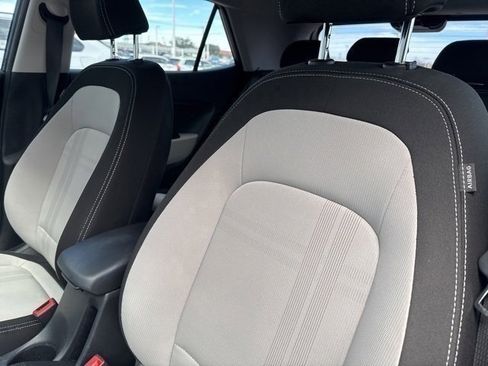 Used 2023 Hyundai Venue SEL image 9