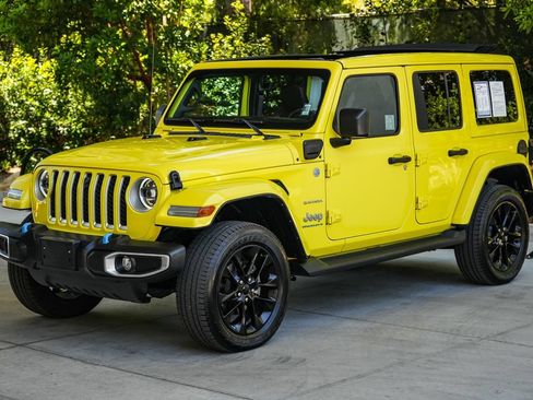 Used 2023 Jeep Wrangler Unlimited Sahara w/ Cold Weather Group AWD/4WD image 3