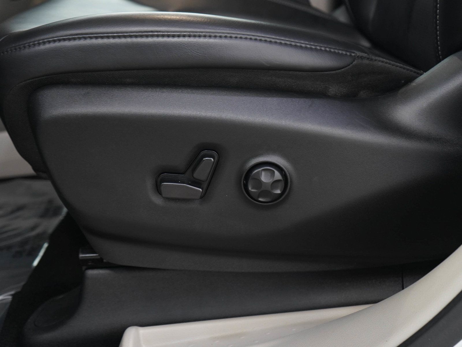 Used 2023 Chrysler Pacifica Touring-L FWD image 30
