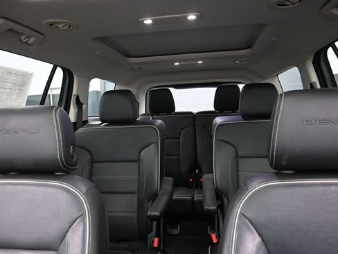 Used 2020 GMC Acadia Denali w/ Technology Package FWD image 15