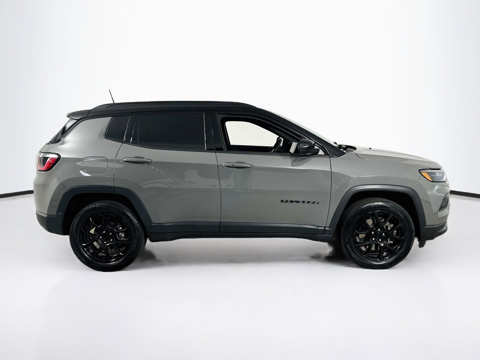 Used 2024 Jeep Compass Latitude w/ Convenience Group AWD/4WD image 4