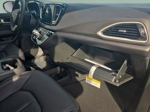 New 2026 Chrysler Voyager LX image 14