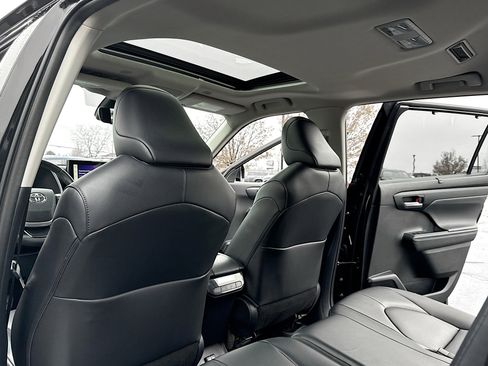 Used 2023 Toyota Highlander L image 6