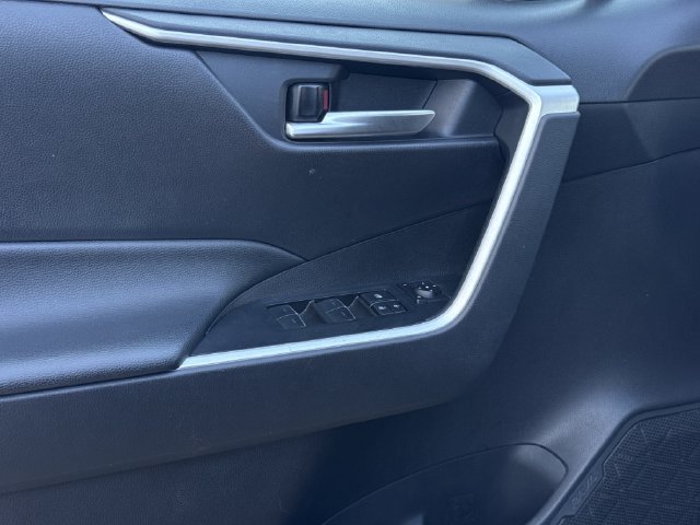 Used 2025 Toyota RAV4 XLE FWD image 25