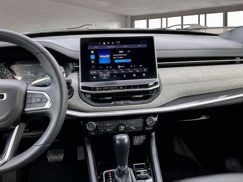 Used 2024 Jeep Compass Latitude image 9