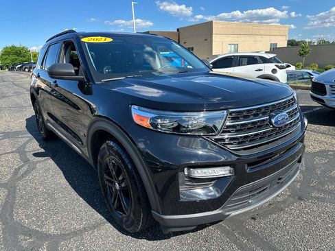 Used 2021 Ford Explorer XLT w/ Equipment Group 202A AWD/4WD image 18