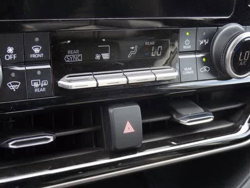 Used 2023 Toyota Highlander XLE FWD image 33