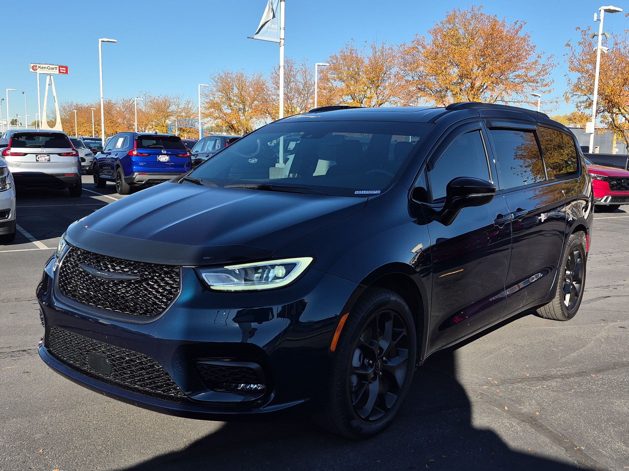 Used 2025 Chrysler Pacifica Limited AWD/4WD image 10
