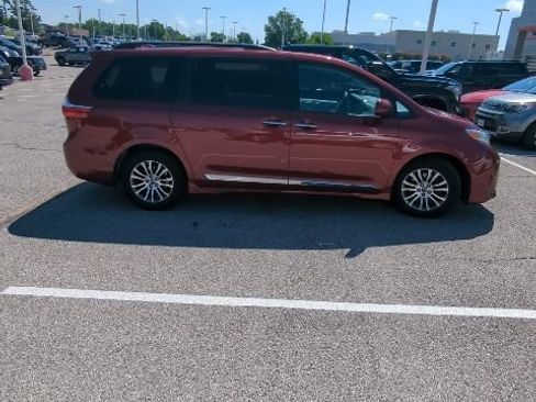 Used 2018 Toyota Sienna XLE w/ XLE Navigation Package FWD image 10