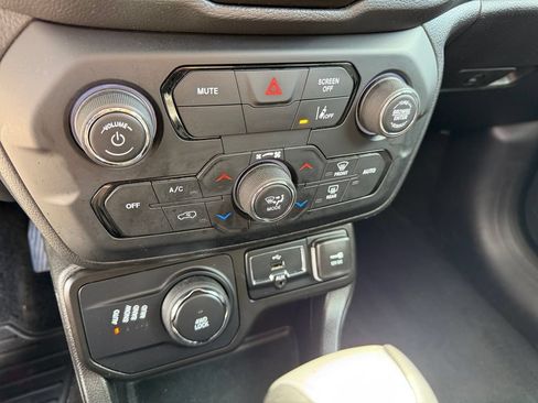 Used 2023 Jeep Renegade Latitude AWD/4WD image 35