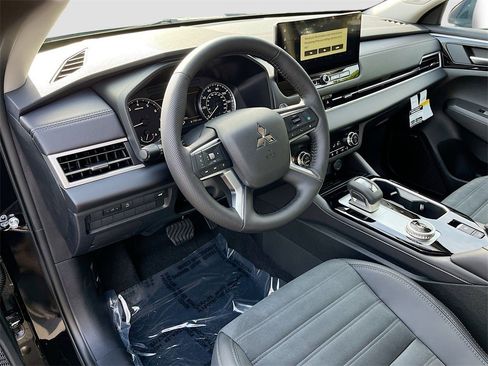 New 2026 Mitsubishi Outlander SE image 8