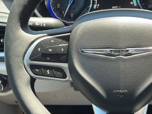 Certified 2024 Chrysler Pacifica Limited FWD image 26