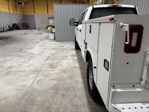 Used 2019 Ford F250 XL w/ Power Equipment Group image 9