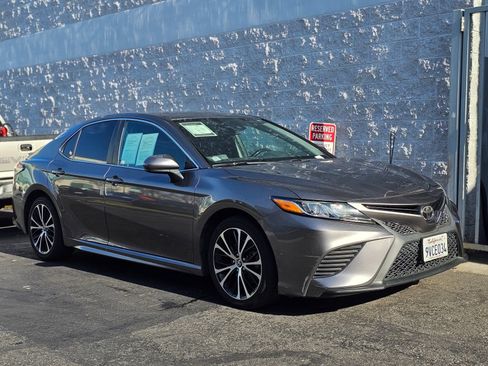 Used 2020 Toyota Camry SE w/ Carpet Mat Package FWD image 3