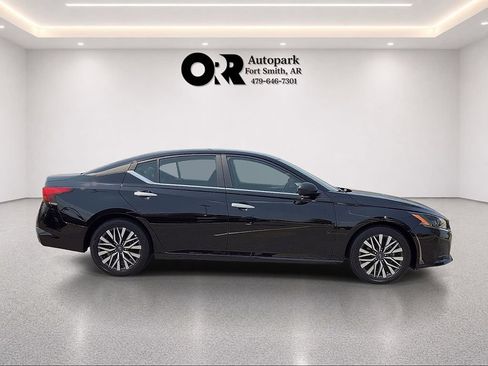 Used 2025 Nissan Altima 2.5 SV FWD image 6