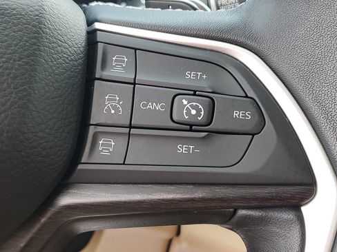 Used 2022 Jeep Grand Cherokee L Limited AWD/4WD image 12