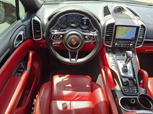 Used 2018 Porsche Cayenne Platinum Edition AWD/4WD image 4