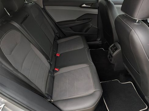 Used 2023 Volkswagen Taos SE w/ Panoramic Sunroof Package image 35