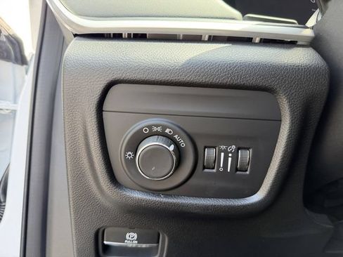 Used 2023 Jeep Grand Cherokee Altitude AWD/4WD image 14