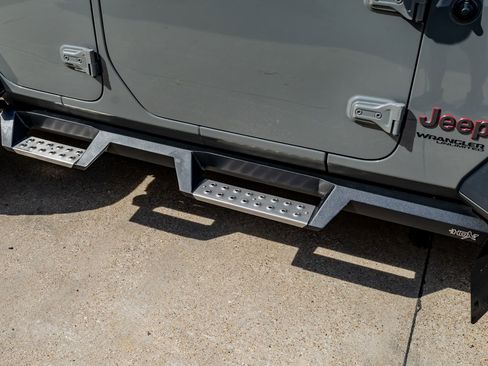 Used 2022 Jeep Wrangler Unlimited Rubicon w/ LED Lighting Group AWD/4WD image 12