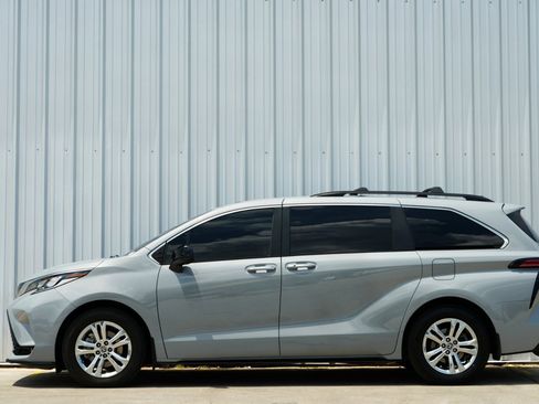 Used 2023 Toyota Sienna XSE image 9