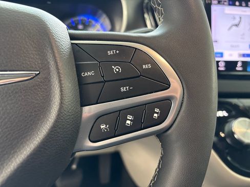 Used 2024 Chrysler Pacifica Touring-L FWD image 38
