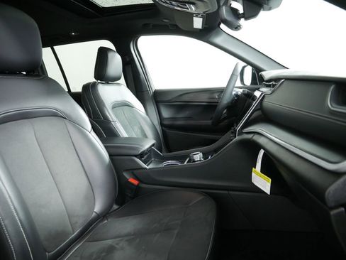 Certified 2024 Jeep Grand Cherokee Altitude image 24