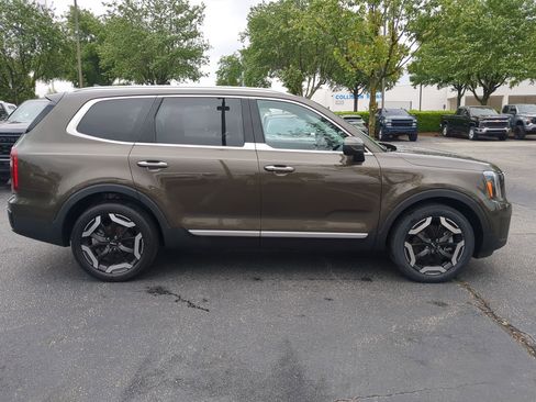 Used 2025 Kia Telluride S FWD image 11