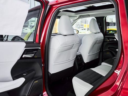 New 2026 Mitsubishi Outlander SE image 17