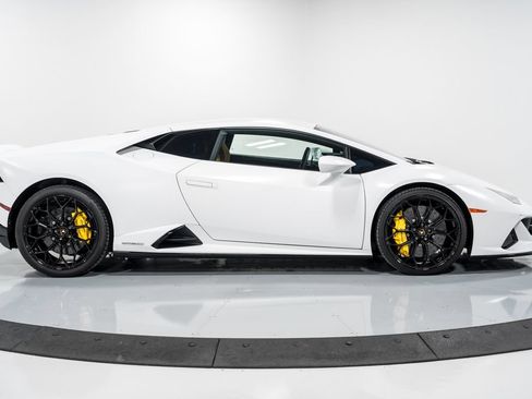Used 2022 Lamborghini Huracan EVO AWD/4WD image 2