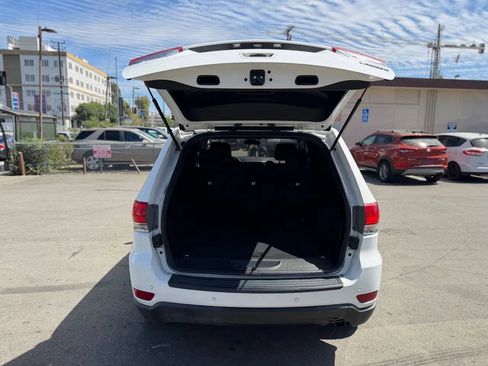 Used 2019 Jeep Grand Cherokee Laredo RWD image 24