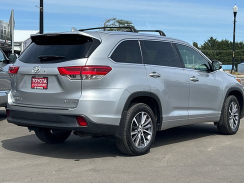 Used 2017 Toyota Highlander XLE AWD/4WD image 4