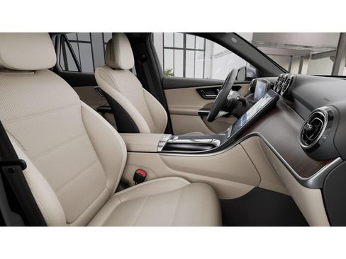 Certified 2025 Mercedes-Benz GLC 300 4MATIC image 4