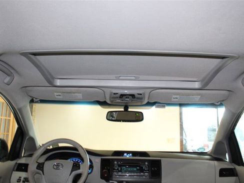 Used 2014 Toyota Sienna XLE AWD/4WD image 22
