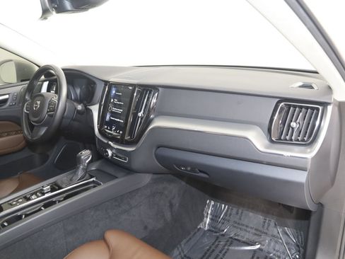 Used 2019 Volvo XC60 T5 Momentum w/ Multimedia Package image 42