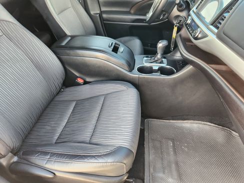Used 2018 Toyota Highlander Plus FWD image 15
