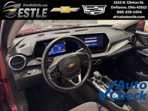 Used 2025 Chevrolet Trax LT w/ LT Convenience Package FWD image 11