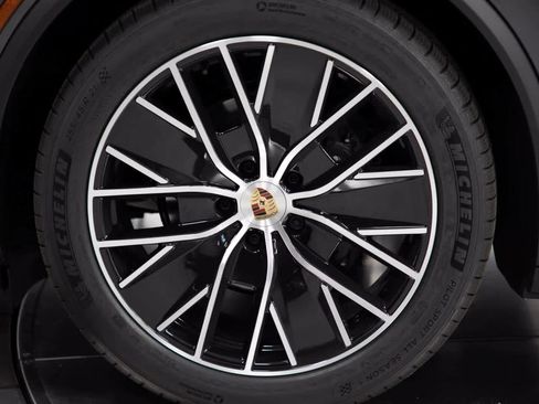 Certified 2025 Porsche Macan Electric image 11