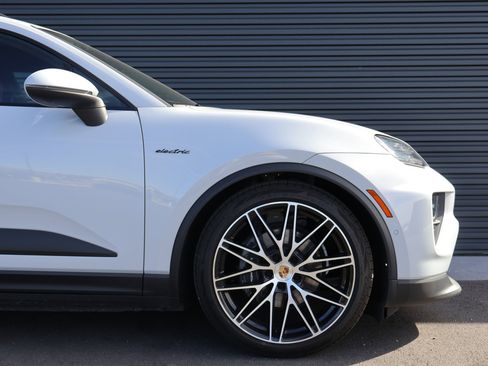 Certified 2025 Porsche Macan 4 Electric AWD/4WD image 12