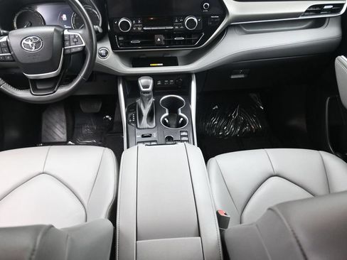 Used 2023 Toyota Highlander XLE AWD/4WD image 24