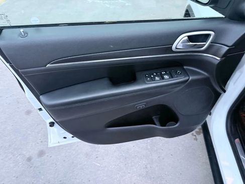 Used 2018 Jeep Grand Cherokee Limited AWD/4WD image 12