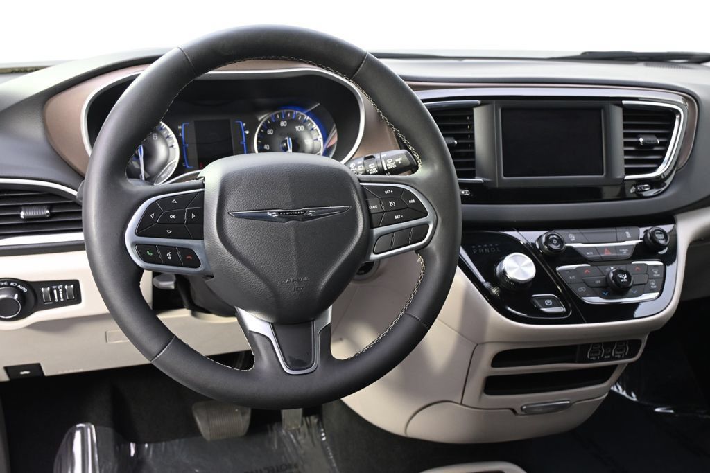 Used 2024 Chrysler Voyager LX FWD image 9