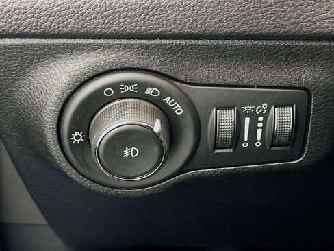Used 2018 Jeep Compass Limited w/ Navigation Group AWD/4WD image 17