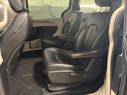 Used 2023 Chrysler Pacifica Touring-L image 27