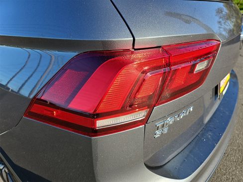 Used 2020 Volkswagen Tiguan SE image 36