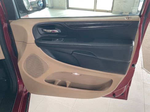 Used 2016 Dodge Grand Caravan SXT image 27