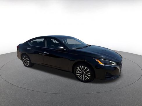 Used 2025 Nissan Altima 2.5 SV FWD image 2